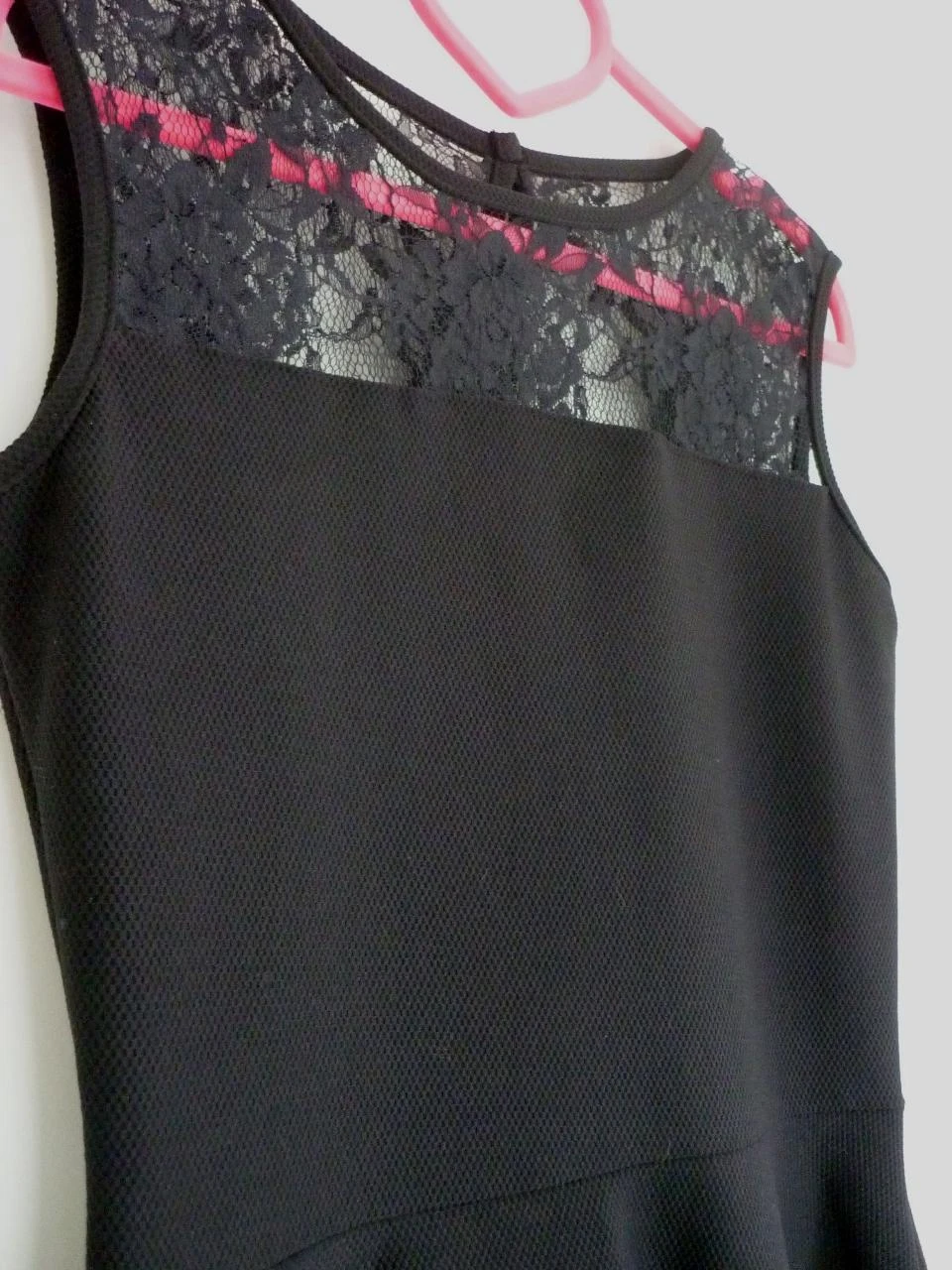 Vestido preto de tecido grosso com renda Tamanho 38 – photo 4